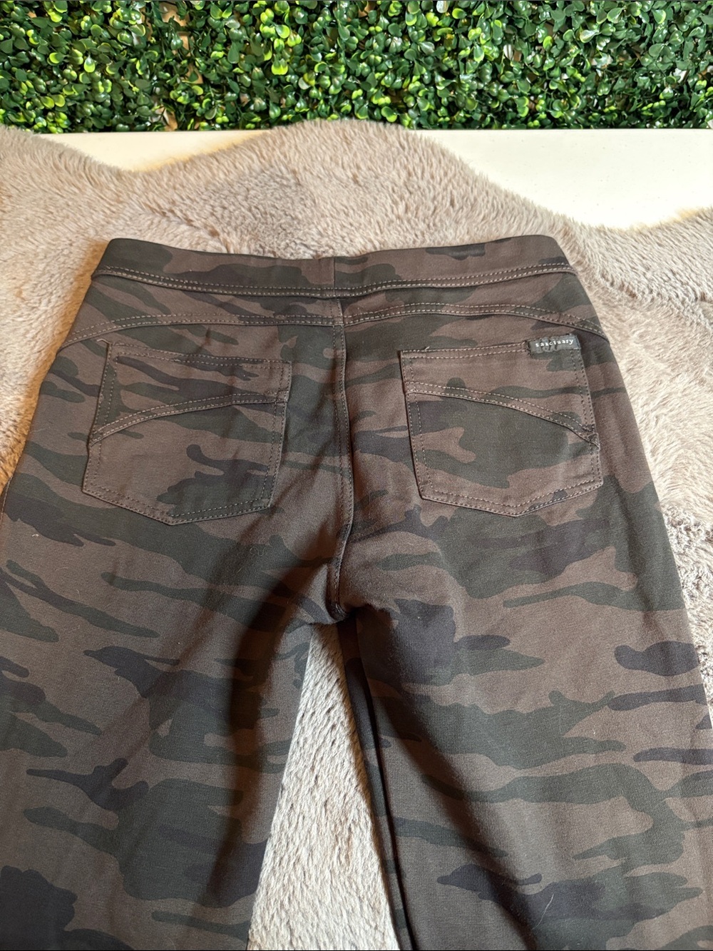 Sanctuary Camo Skinny Pants in Olive & Dark Green Size Small - Picture 4 of 6